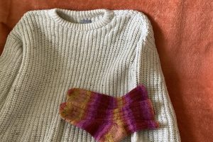 Sweter i ciepłe skarpety